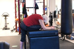 Oudere dame die een gluteus stretch doet