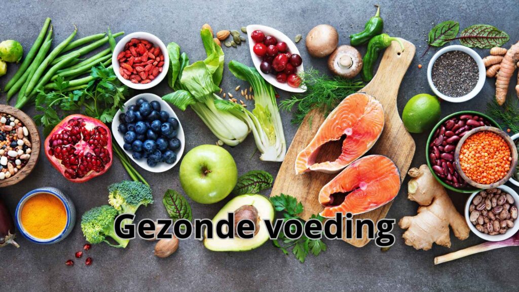 Bord met een gevarieerde maaltijd van groenten en een eiwitbron, het soort voeding dat je hormonen ondersteunt