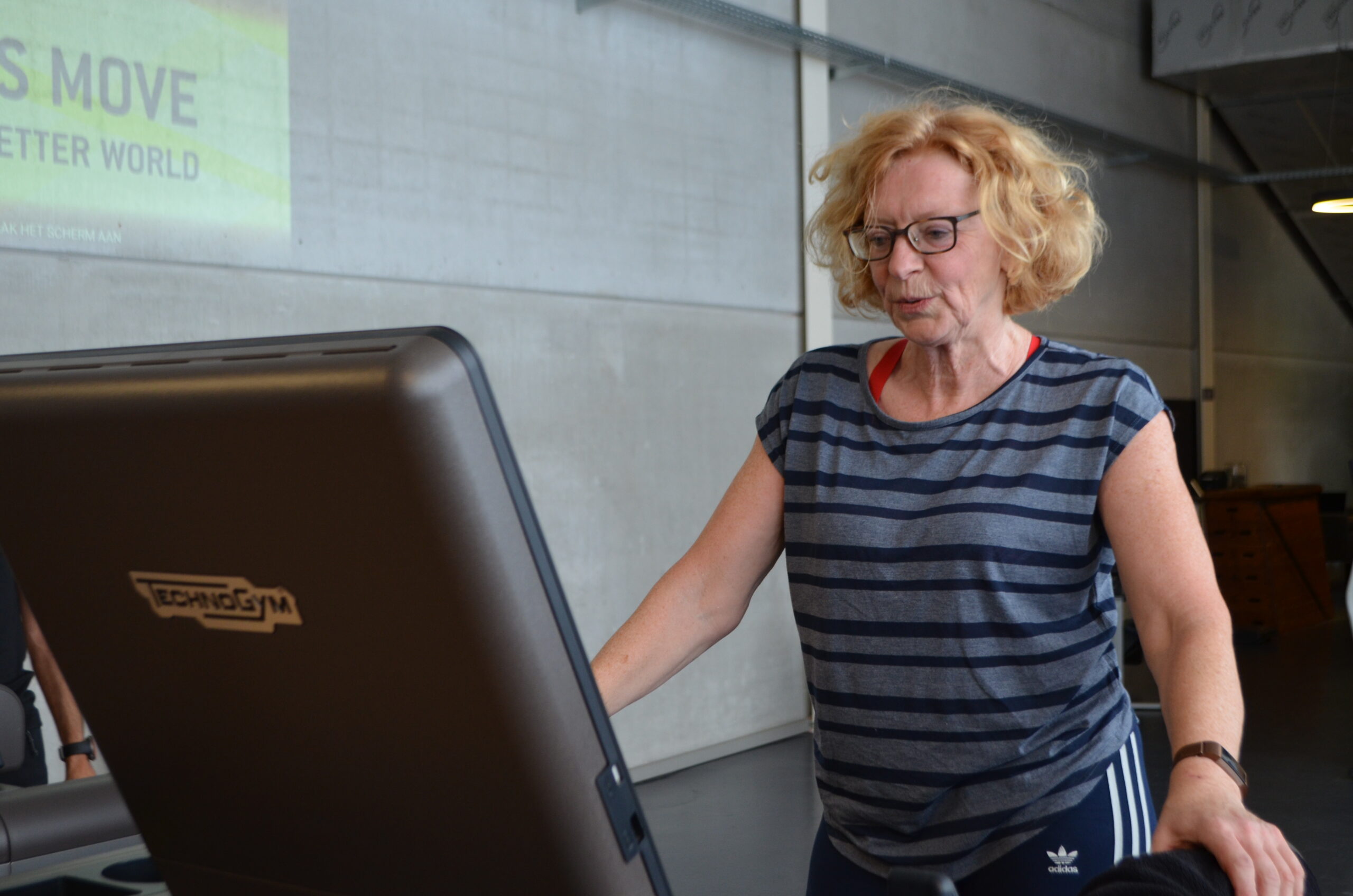 Vrouw wandelt in rustig tempo op de loopband bij Fitality