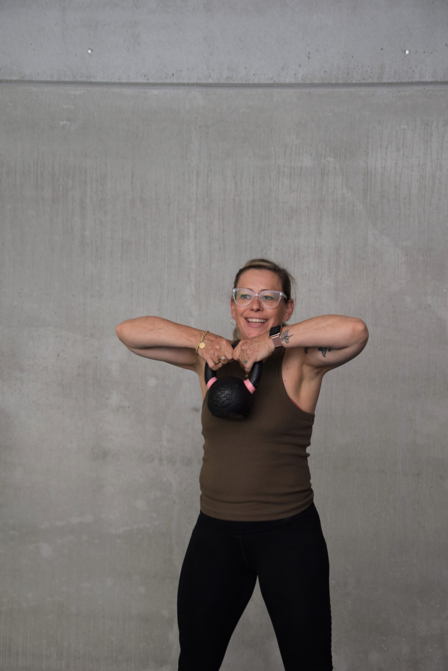 Vrouw van veertig-plus traint met een kettlebell bij Fitality