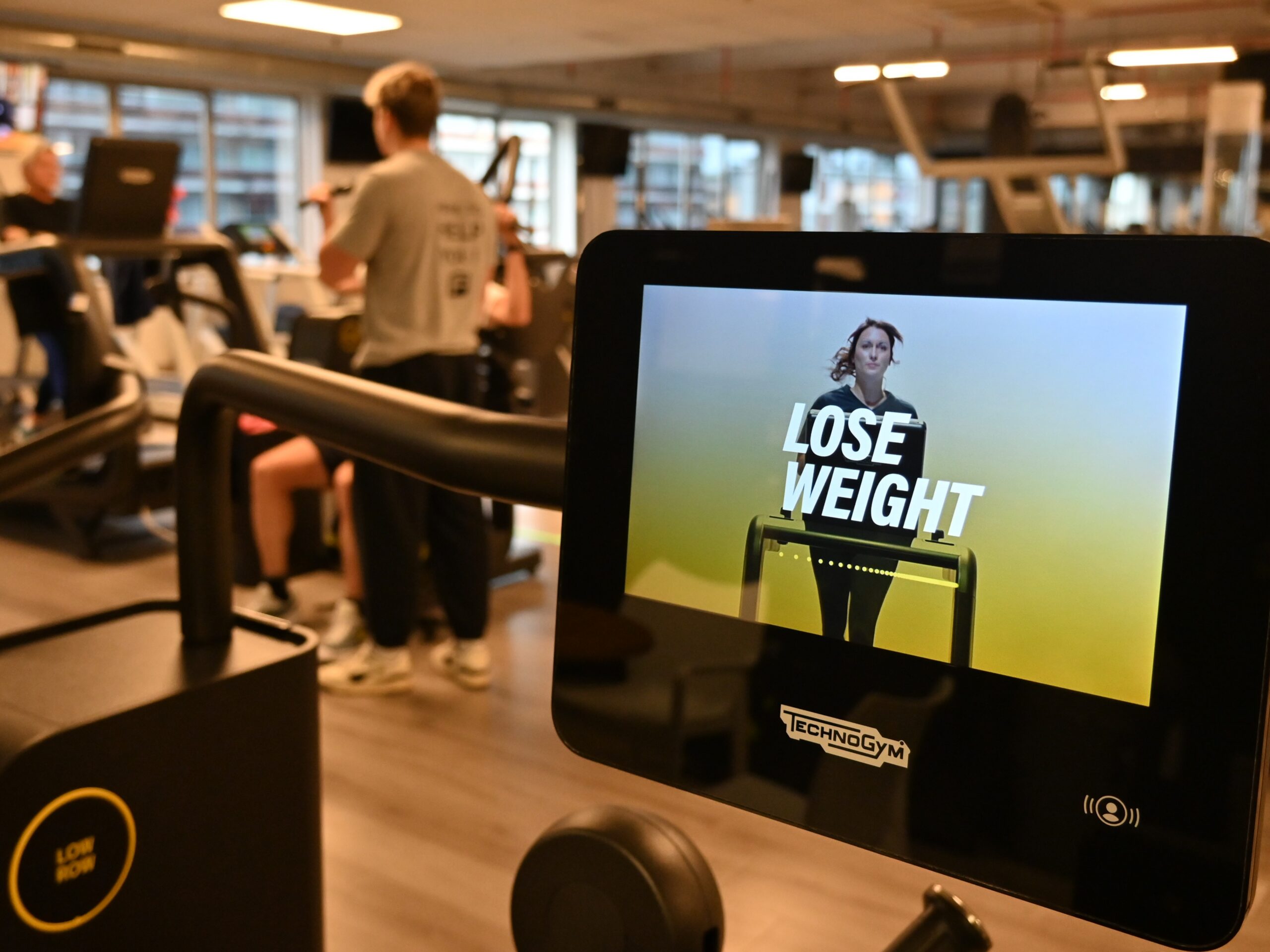 Man loopt op de loopband met begeleiding van een coach bij Fitality