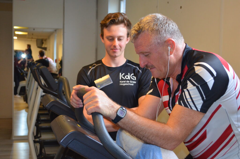 Man traint op de loopband met een coach, een alternatief voor een powernap bij namiddagvermoeidheid