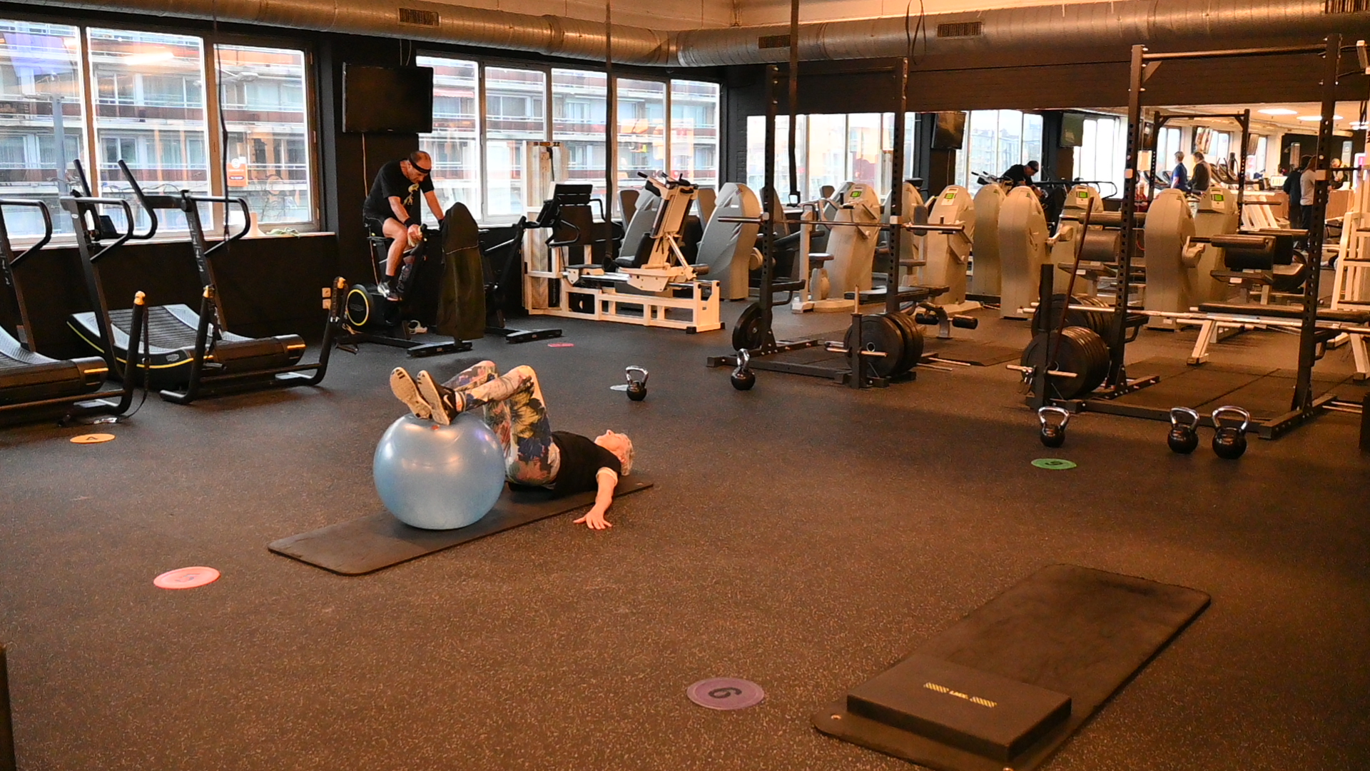 Functionele training met een fitnessbal onder begeleiding bij Fitality