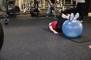 Leden trainen met kettlebells, de prikkel die eiwitten na je 40e pas laat werken