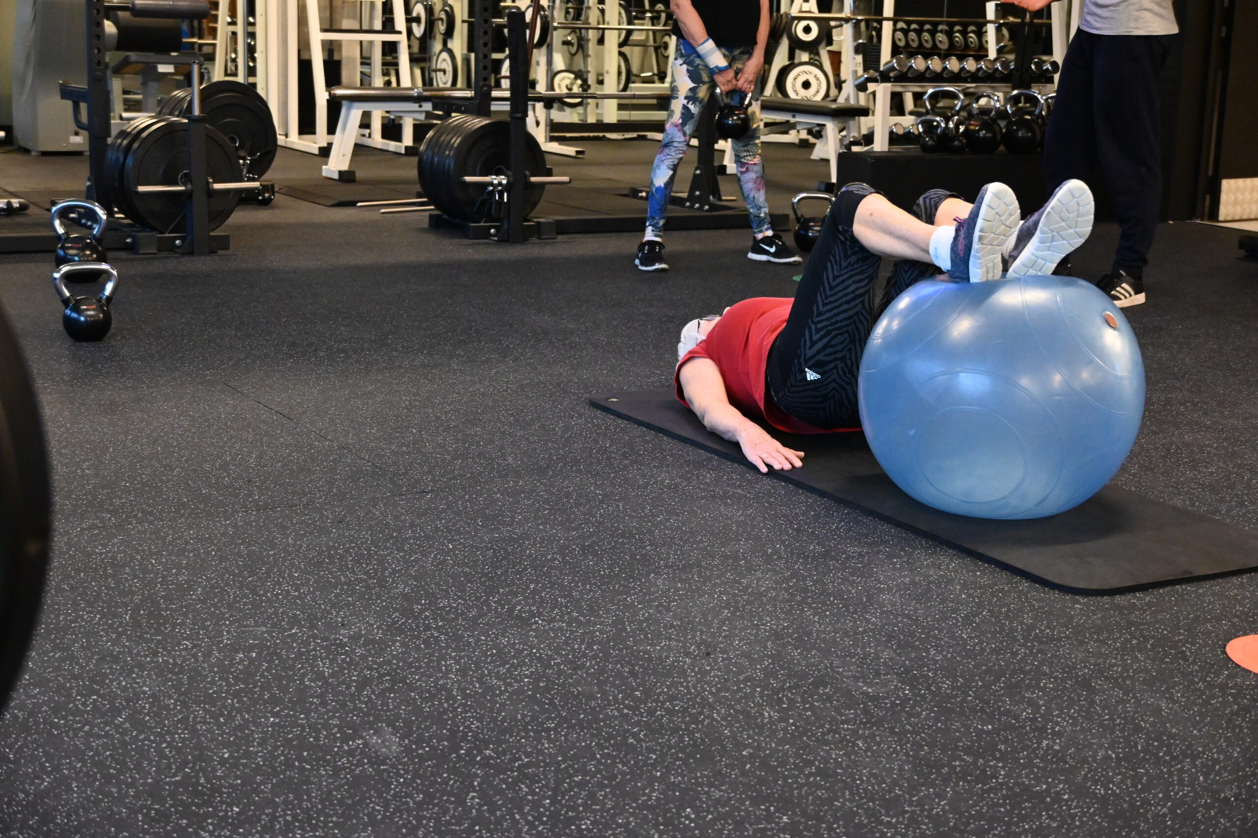 Leden trainen met kettlebells, de prikkel die eiwitten na je 40e pas laat werken