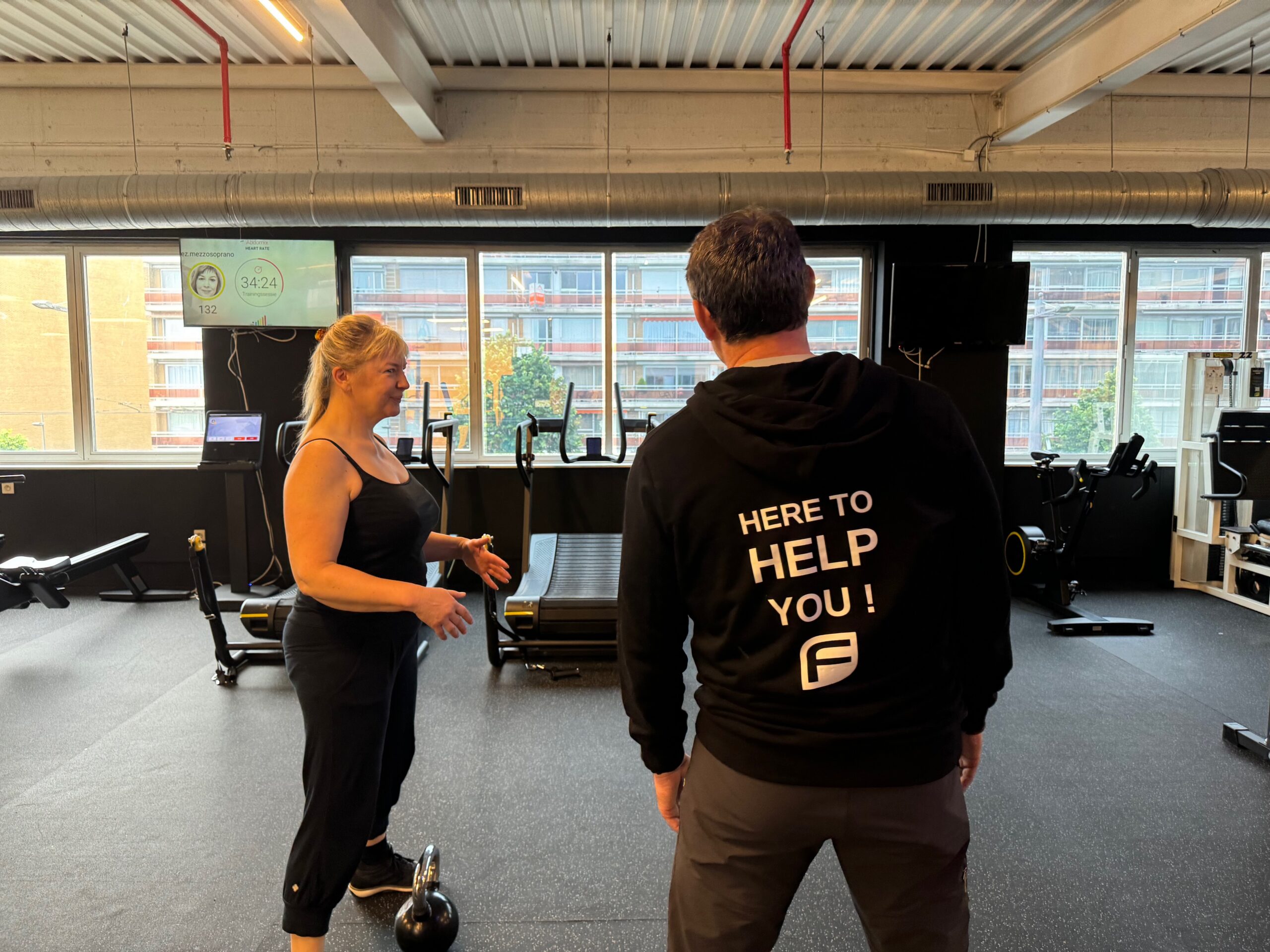 Lid traint met een kettlebell tijdens personal training bij Fitality