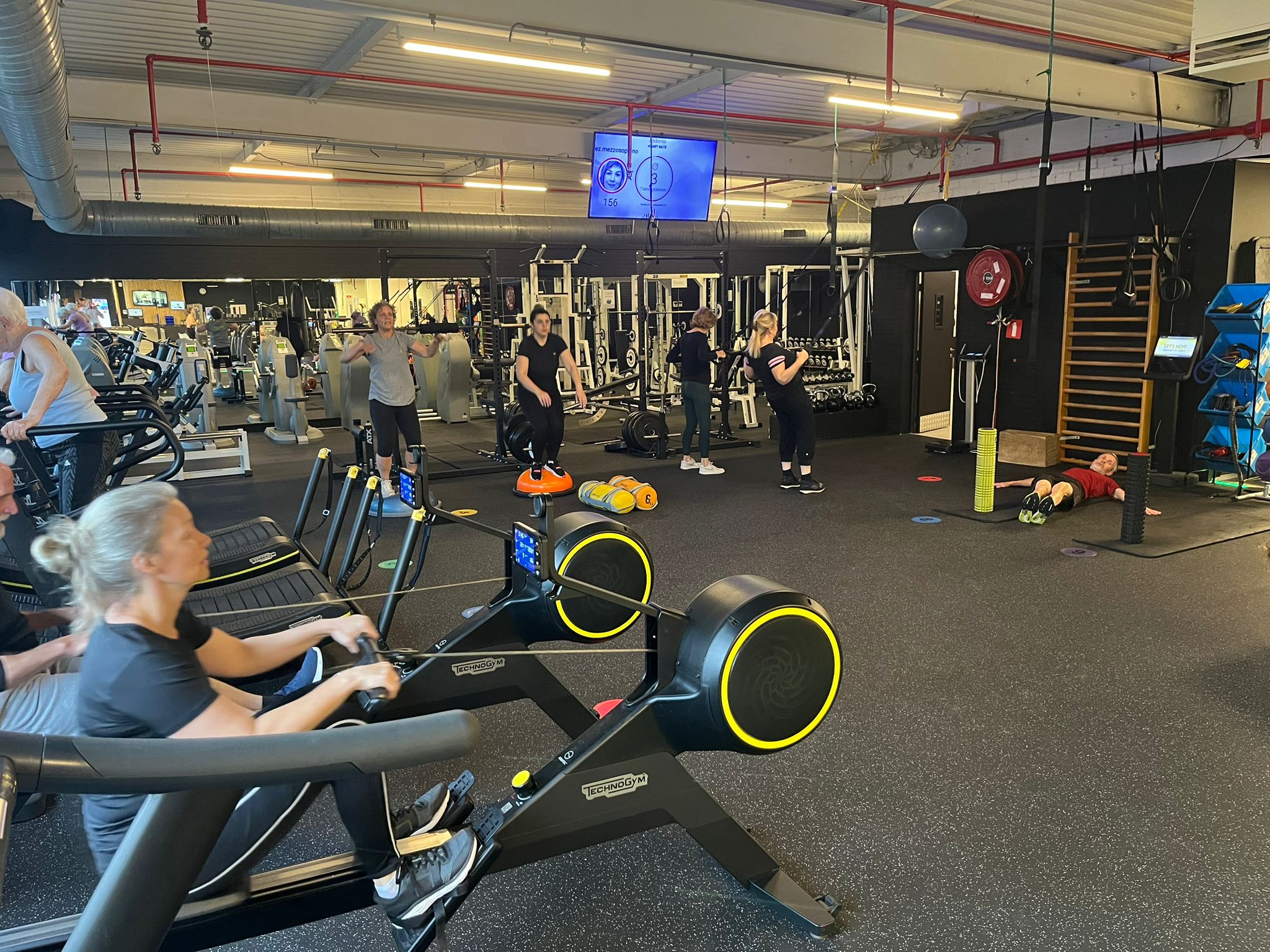 Deelnemers trainen op de roeimachine tijdens een Small Group Training bij Fitality
