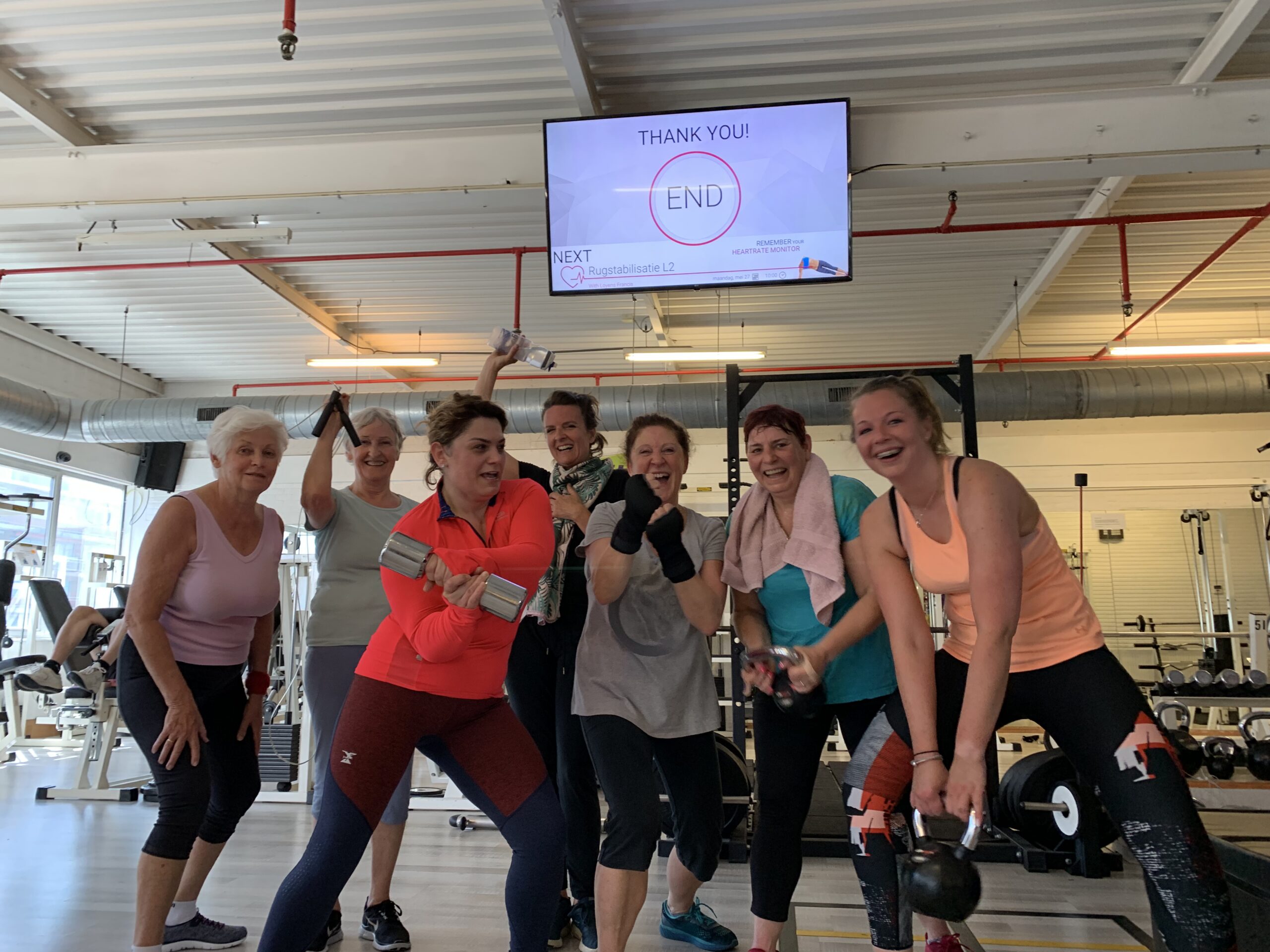 Groepje vrouwen met kettlebells na afloop van een begeleide krachttraining bij Fitality
