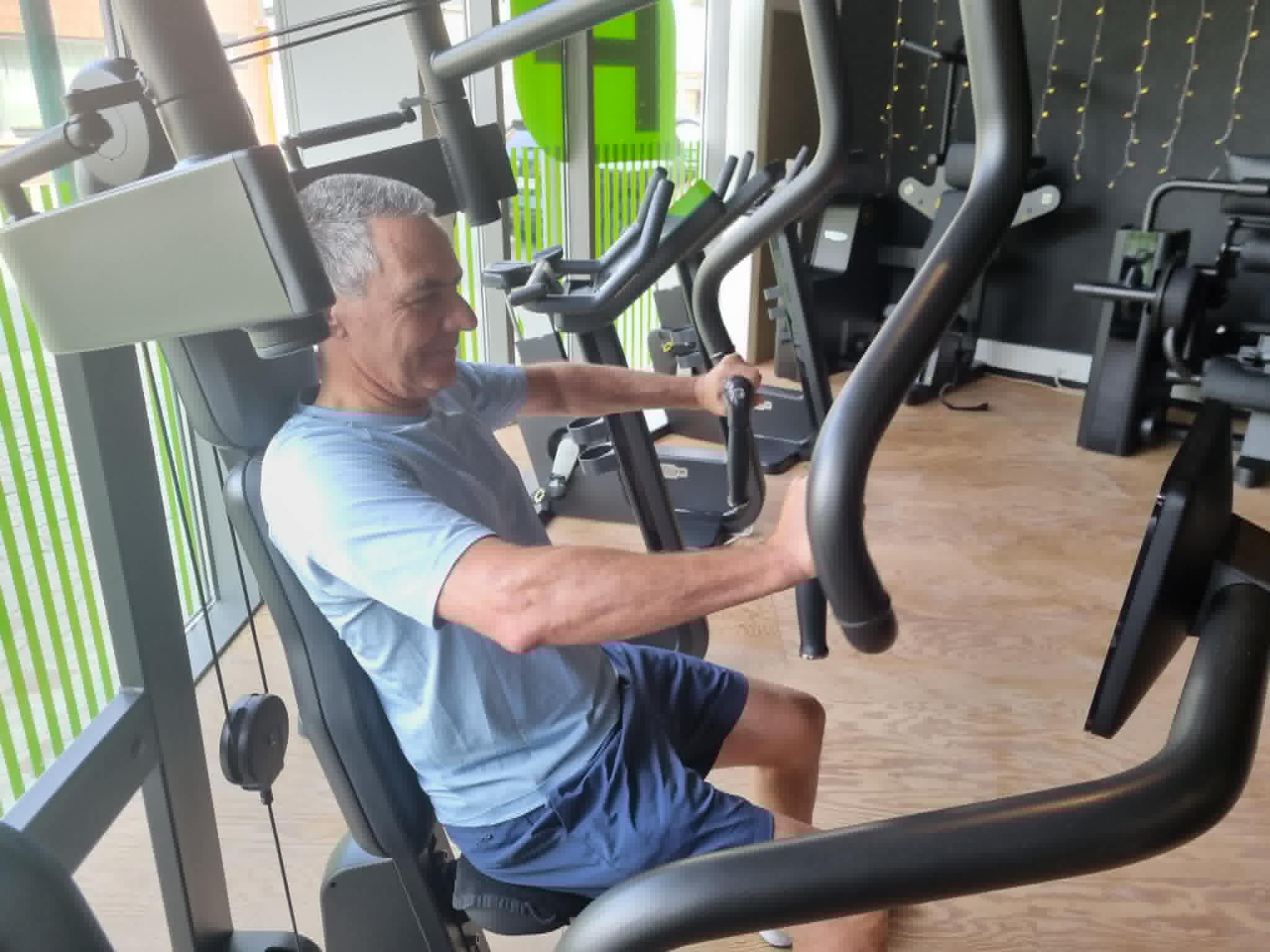 Man traint zijn rug op het trektoestel van het circuit bij Fitality