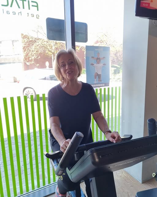 Vrouw traint in een rustig tempo op een cardiotoestel bij Fitality