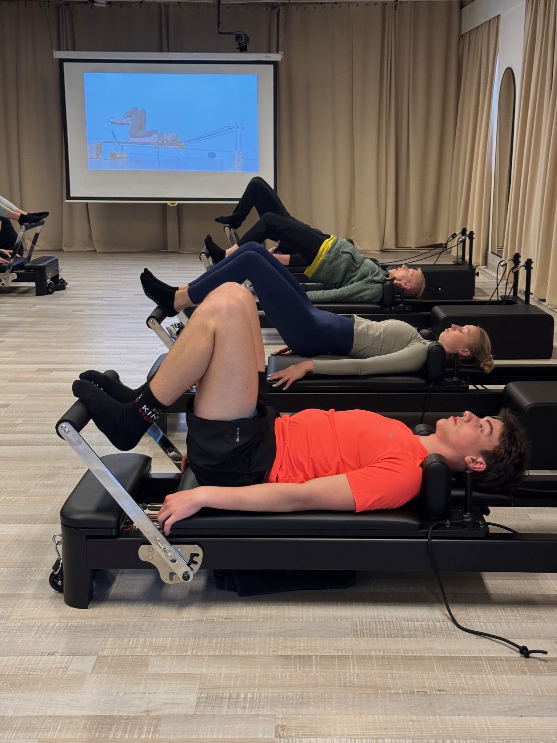 Kleine groep traint op de Reformer, waar ademhaling en beweging op elkaar worden afgestemd