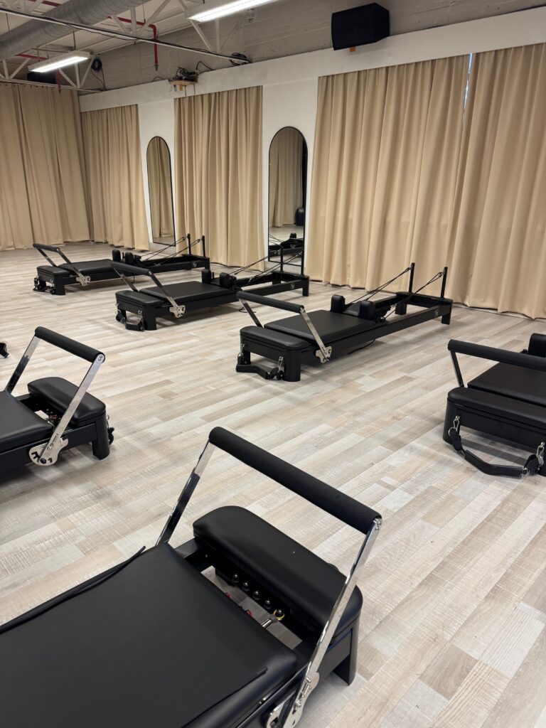 Reformer Pilates studio bij Fitality Deurne met acht Reformer-toestellen klaar voor de les